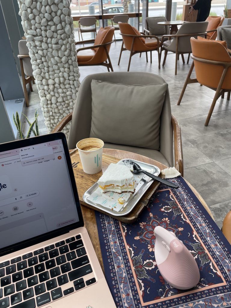 How to Get Hired Repeatedly as a Freelance Copywriter (Tips on Retainers!)